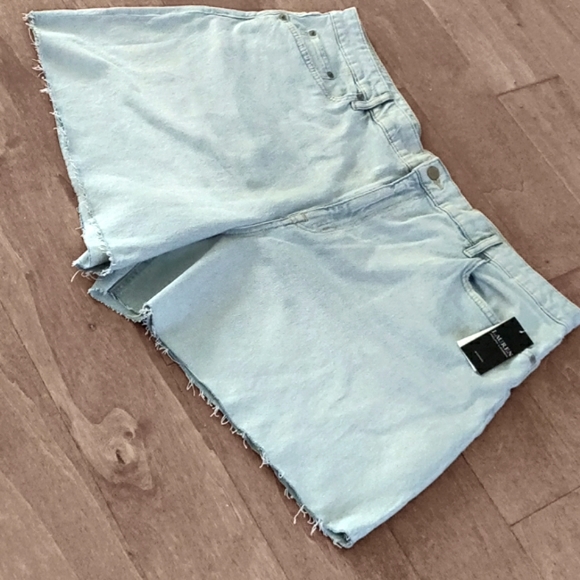 Lauren Ralph Lauren Women's Medium-Wash Denim Shorts with Frayed Hem. Size 22 W - Picture 2 of 15